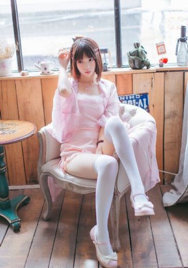 蒙上眼睛的女大学生