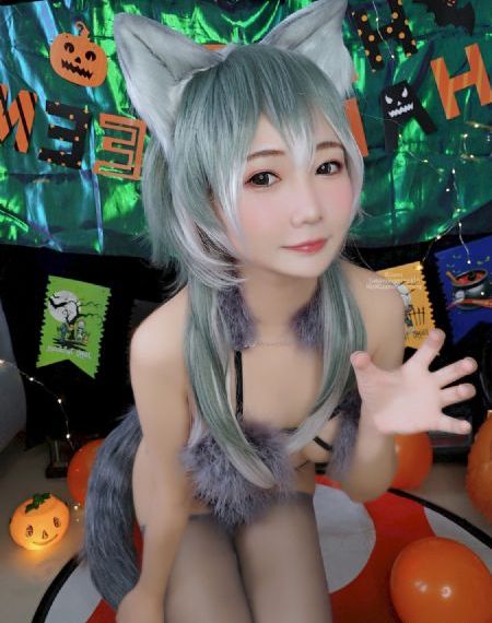 掀起裙子从后面挺进她的身体视频